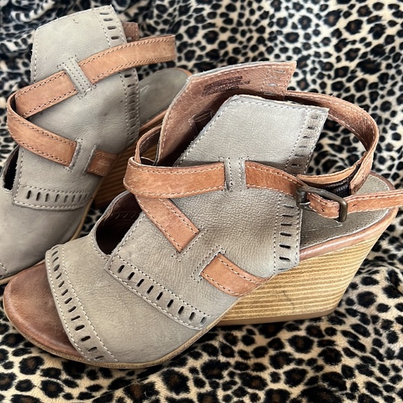 Very nice heels barely worn - Picture 2 of 4